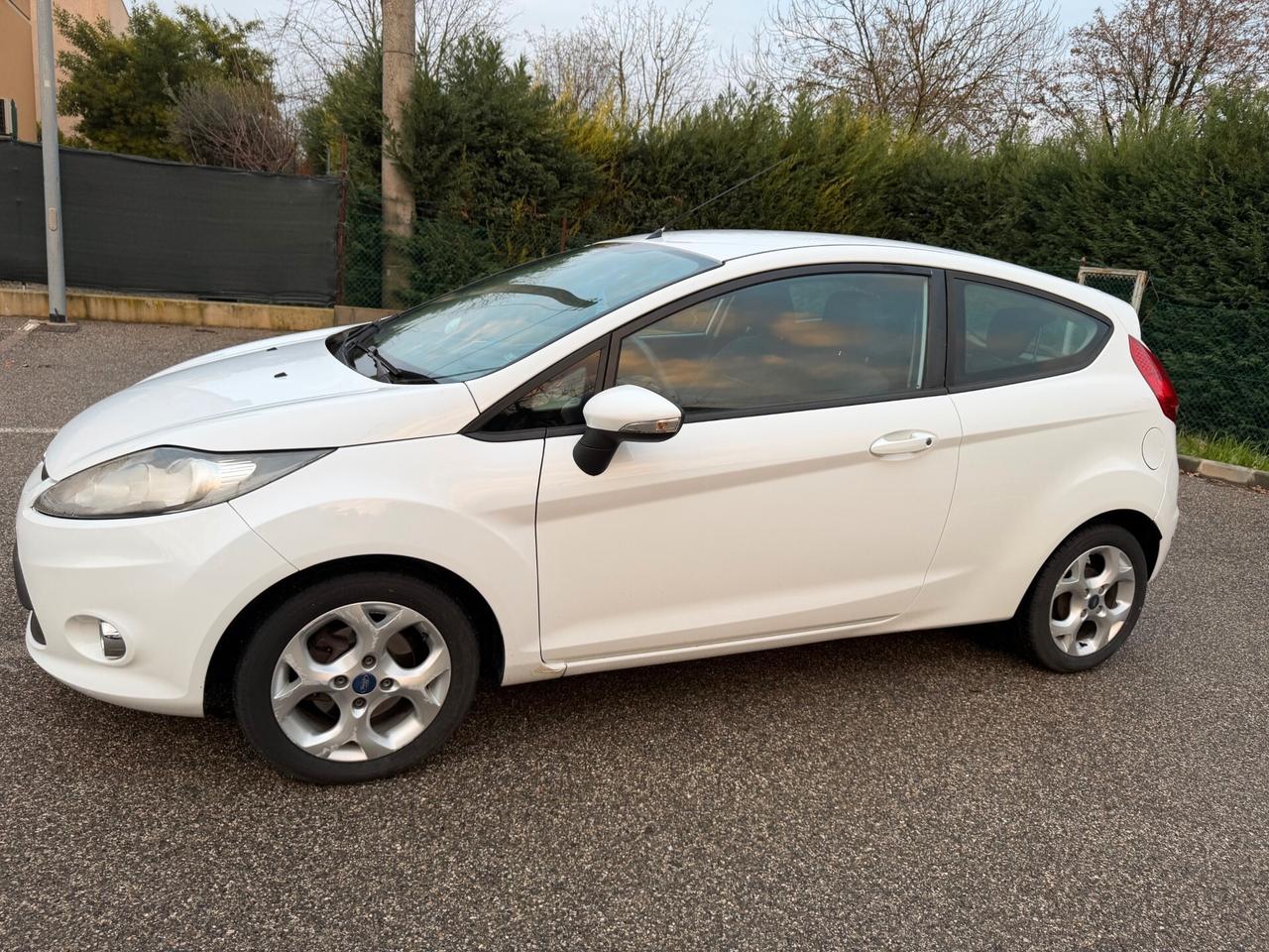 Ford Fiesta 1.4 tdci - NEOPATENTATI - 12 MESI DI GARANZIA -