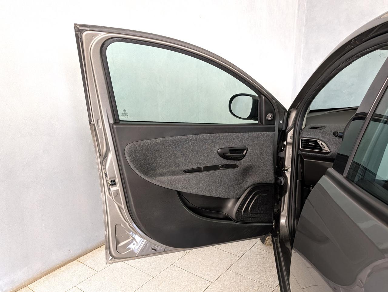 Lancia Ypsilon 1.0 Hybrid 70cv Silver