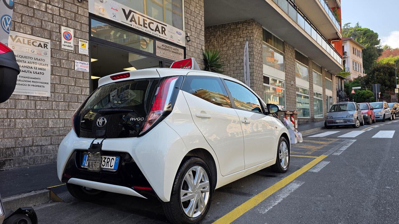 Toyota Aygo 1.0 69 CV 5 porte x-cool GARANZIA 12 MESI