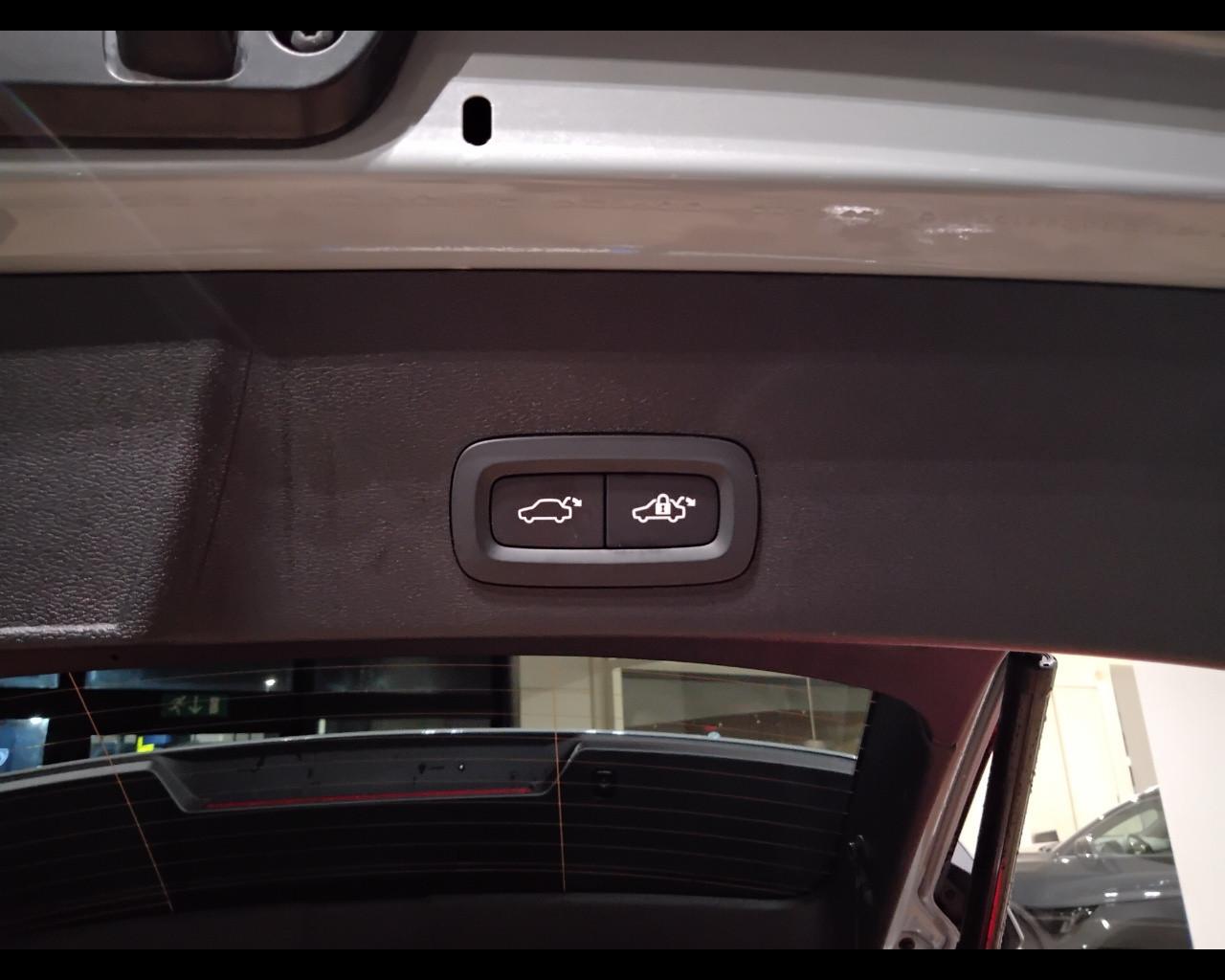 VOLVO XC40 2023 - XC40 2.0 b3 Plus Dark auto