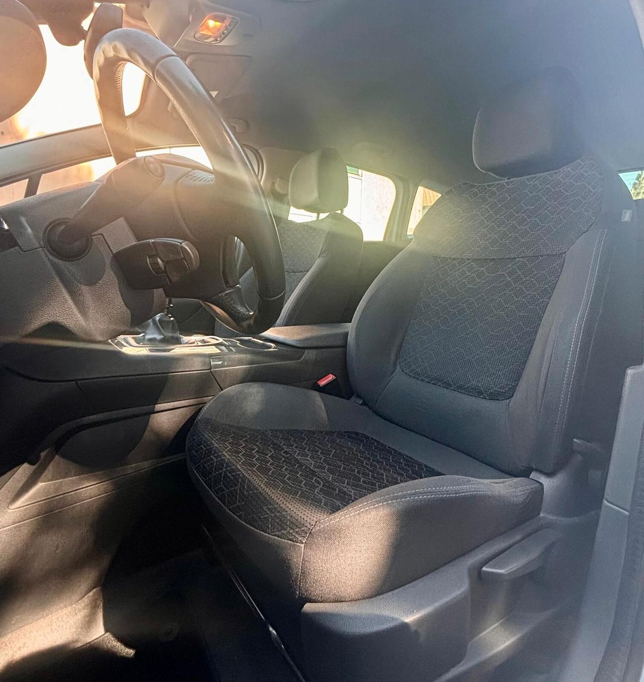 Peugeot 3008 1.6 HDi 115CV Business