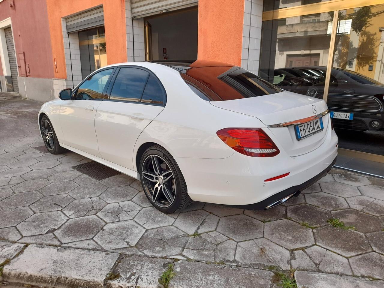 MERCEDES E 220 D AMG LINE BERLINA