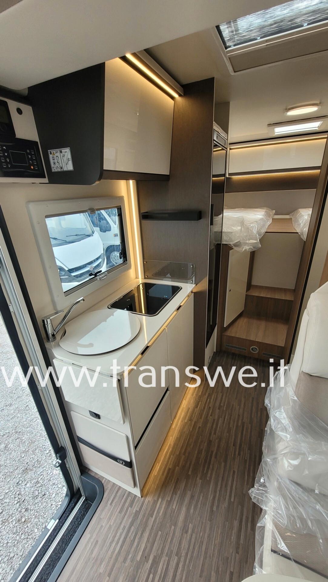 Elnagh Baron Compact 539 Camper semintegrale con letti gemelli versione