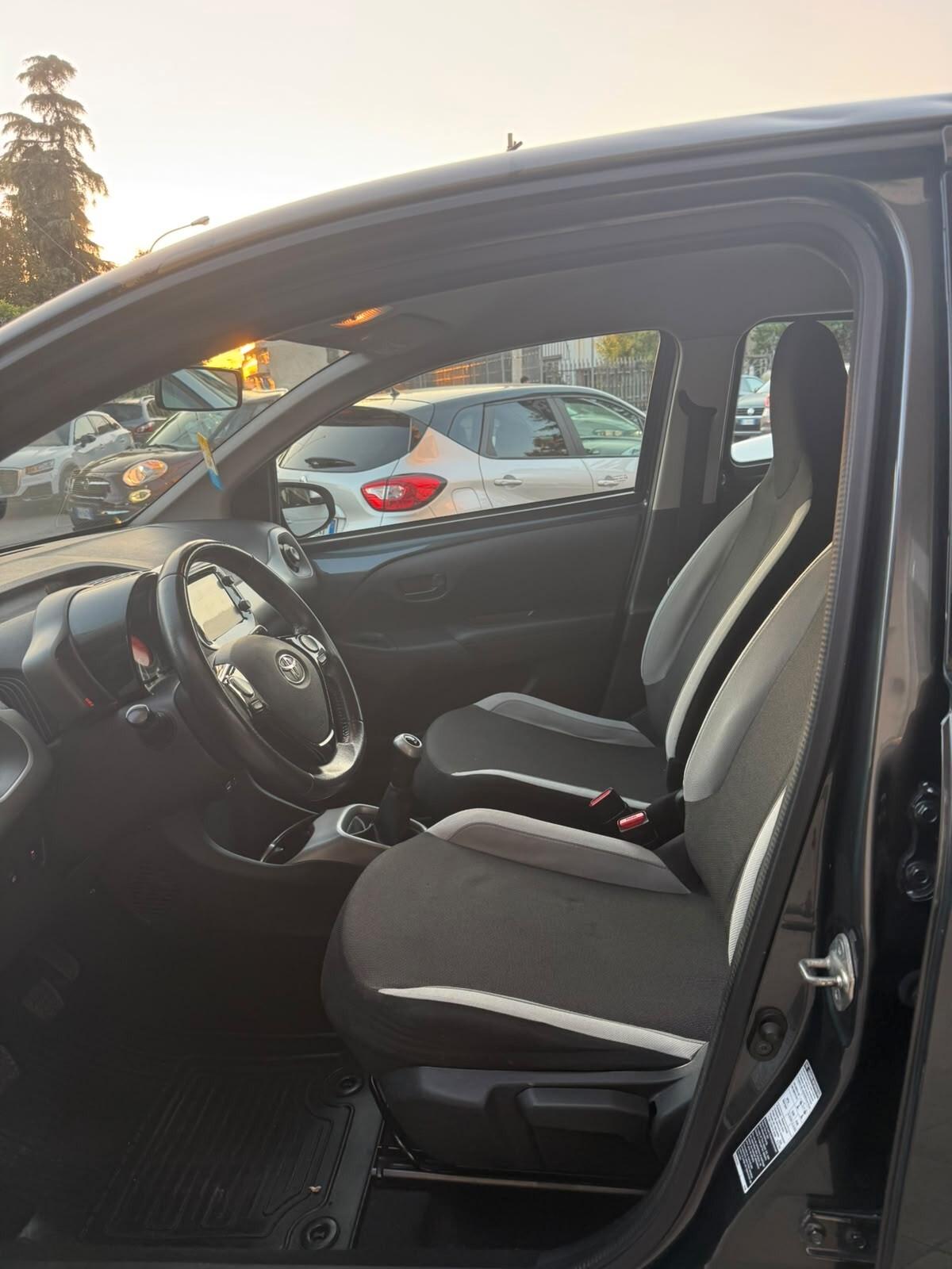 Toyota Aygo 1.0 VVT-i 69 CV 5 porte x-play NEOPATENTATI