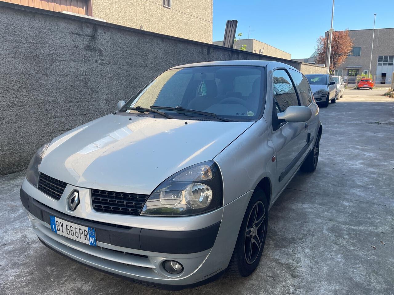 Renault Clio 1.4 16V benzina neopatentati
