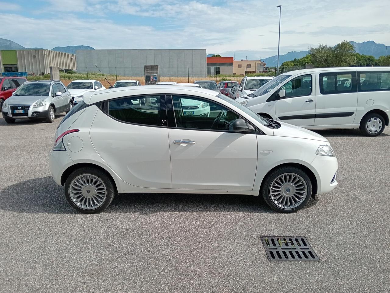 Lancia Ypsilon 1.2 69CV 5 porte OK NEOPATENTATI