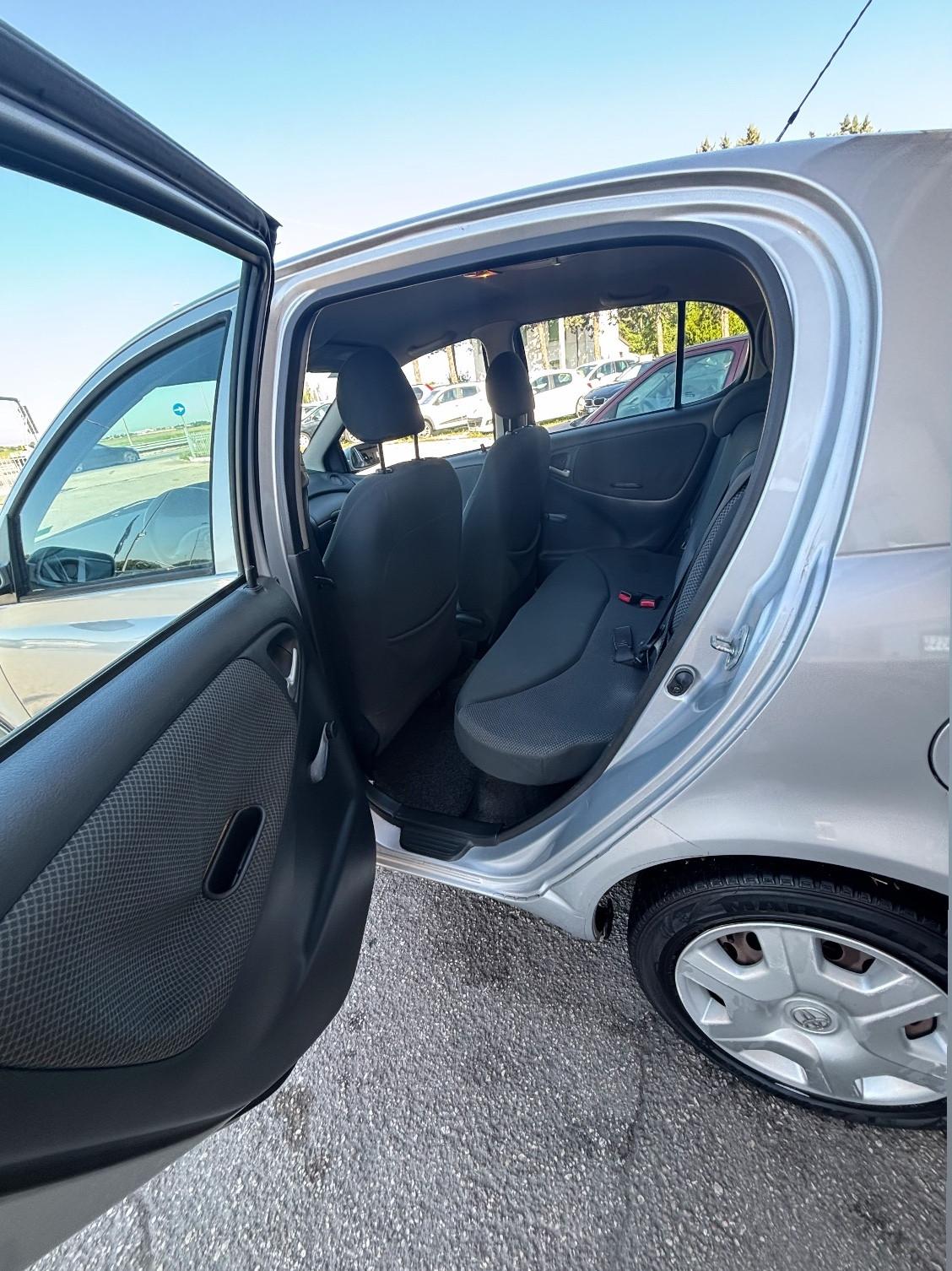 Toyota Yaris 1.3i 16V cat 5 porte Sol