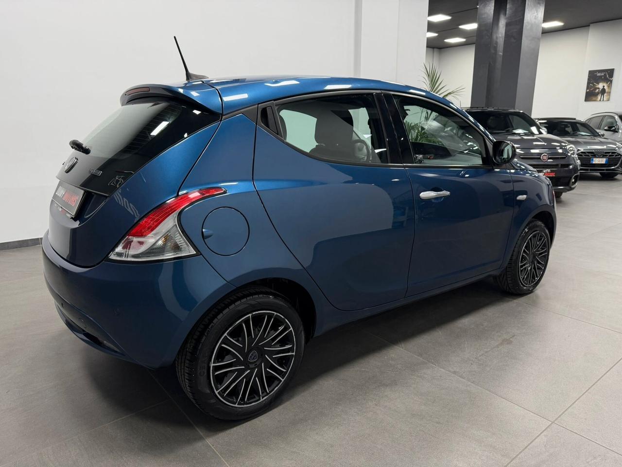 Lancia Ypsilon 1.0 FireFly 5 porte S&S Hybrid Ecochic Silver