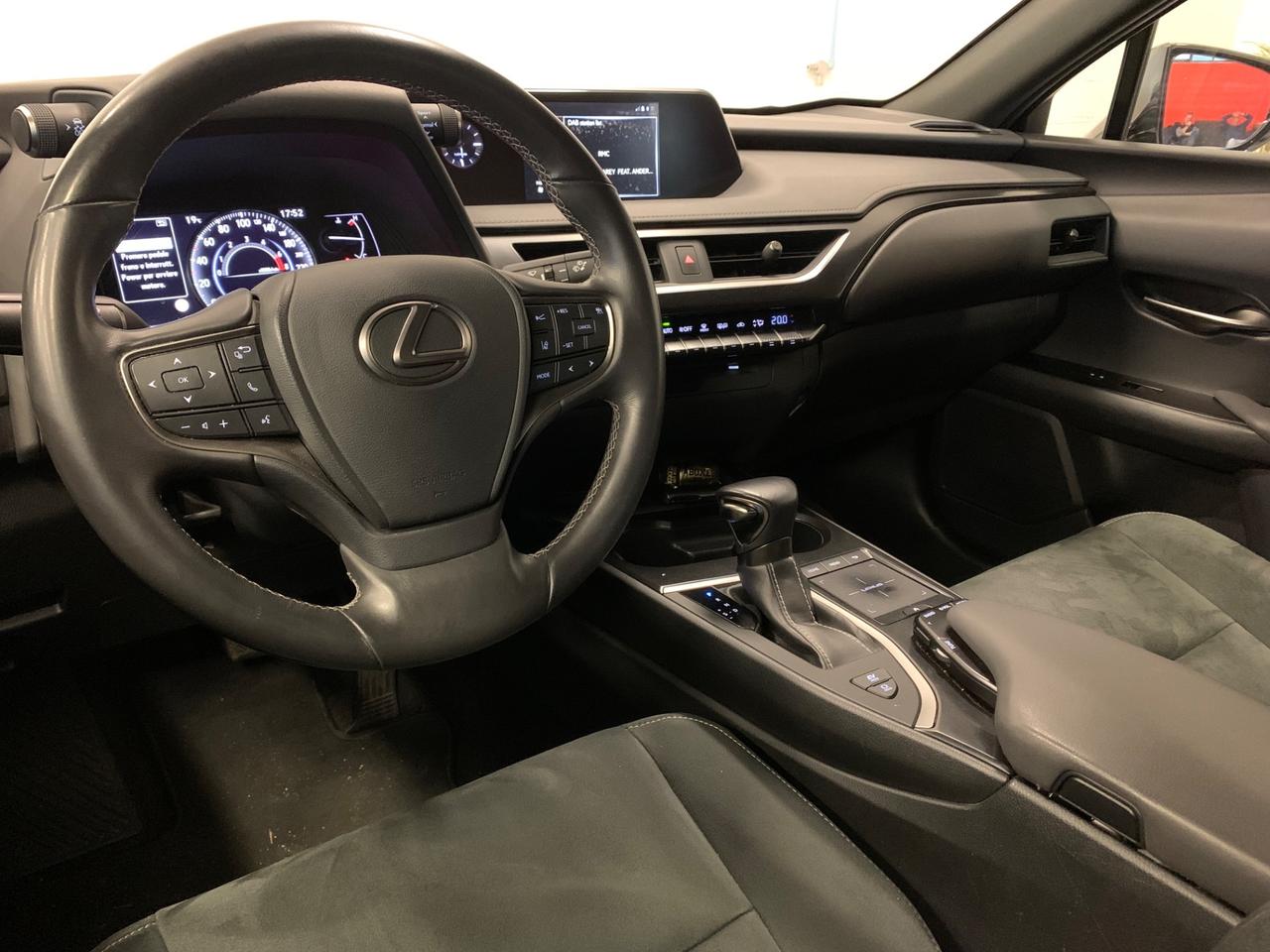 Lexus UX Hybrid 4WD Luxury 2.0 CV 184