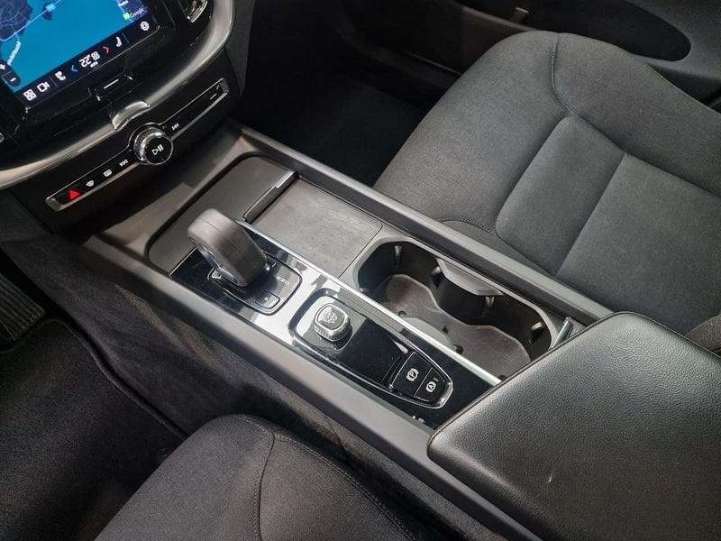Volvo XC60 B4 (d) AWD Geartronic Momentum AUTOCARRO N1