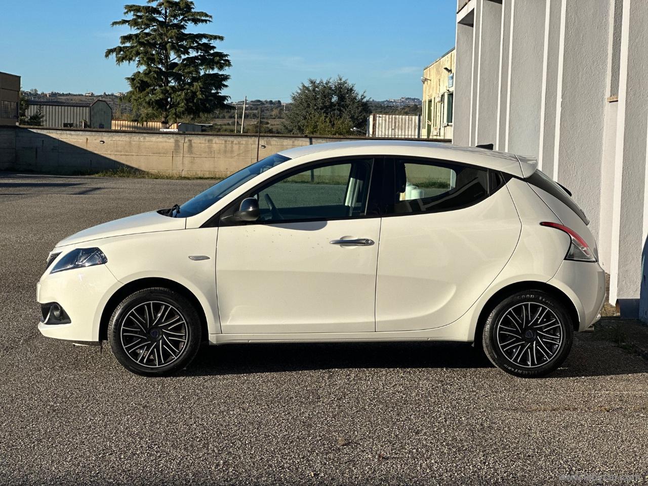 LANCIA Ypsilon 1.0 HYBRID Gold 70CV