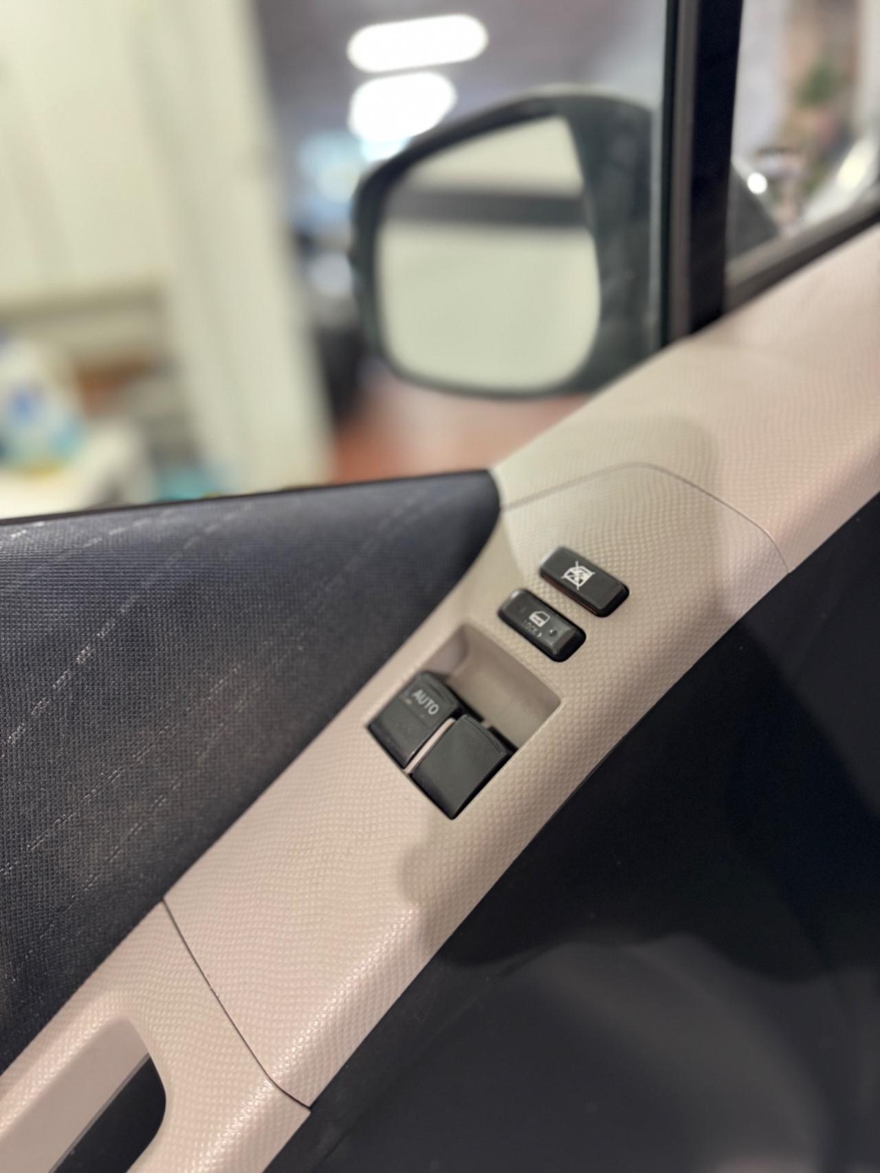 Toyota Yaris 1.0 3 porte Navi NEOPATENTATI - NAVIGATORE CON COLLEGAMENTO TELEFONO - GOMME NUOVE