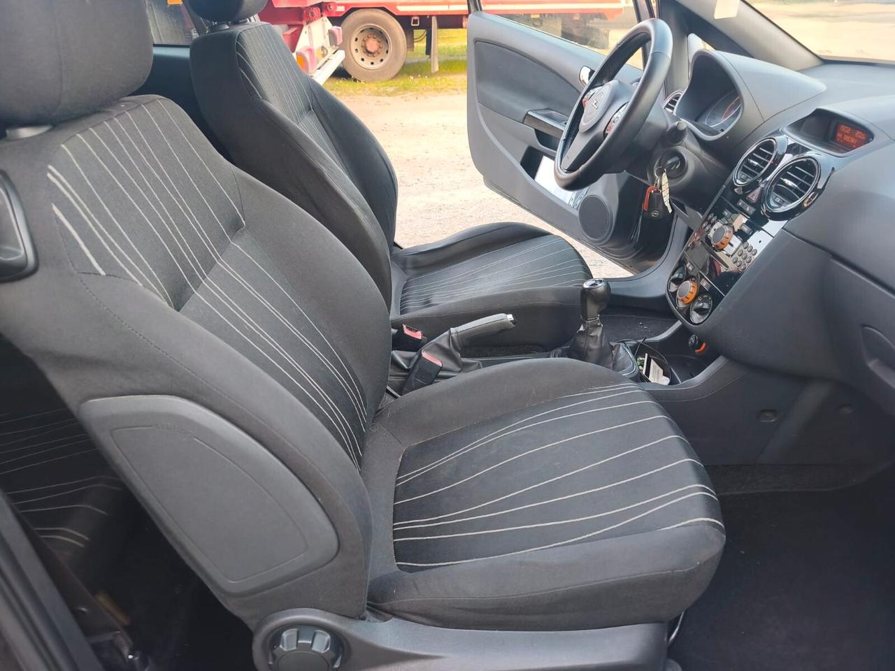 Opel Corsa 2011---1.2 Benzina Neopatentati