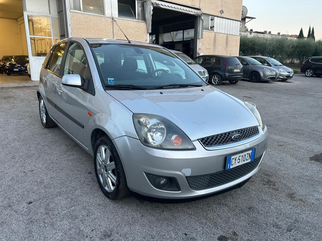 Ford Fiesta 1.2 5p. Ghia 140000km Gancio Traino