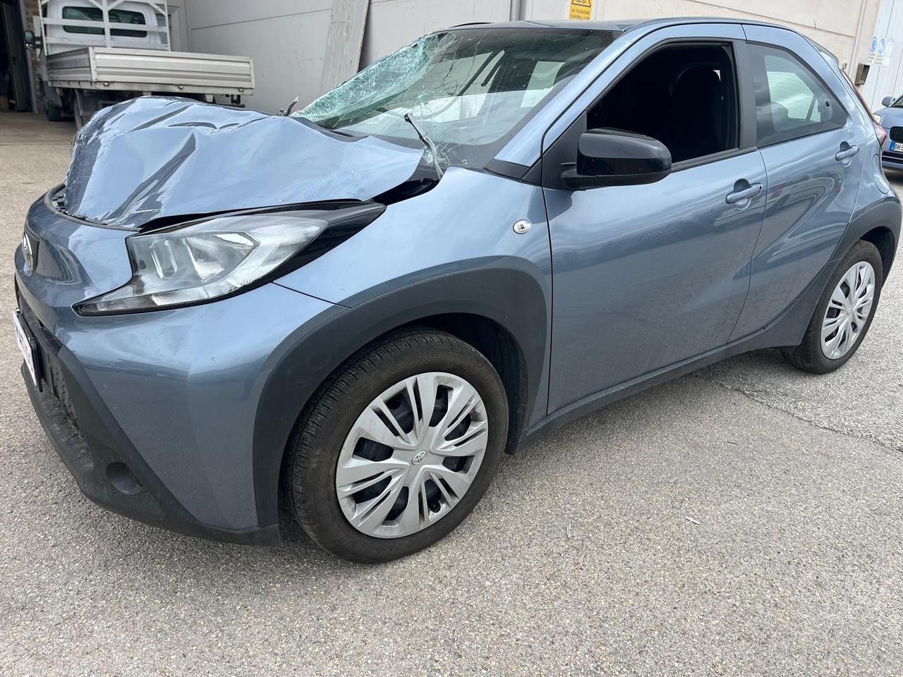 Pacchetto 2 auto incidentate : AYGO X - Hyundai I10