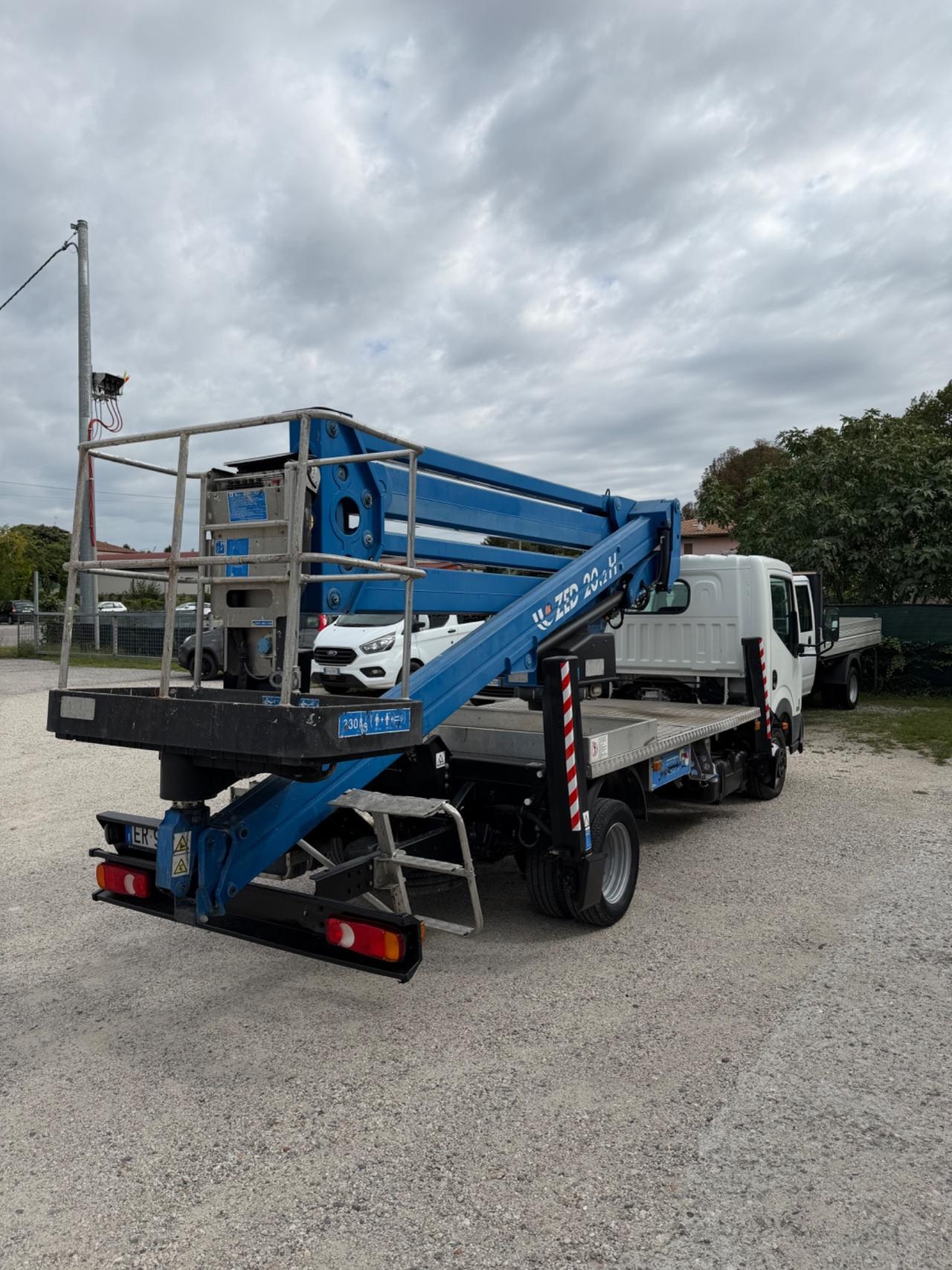 Nissan Cabstar piattaforma aerea 20 metri