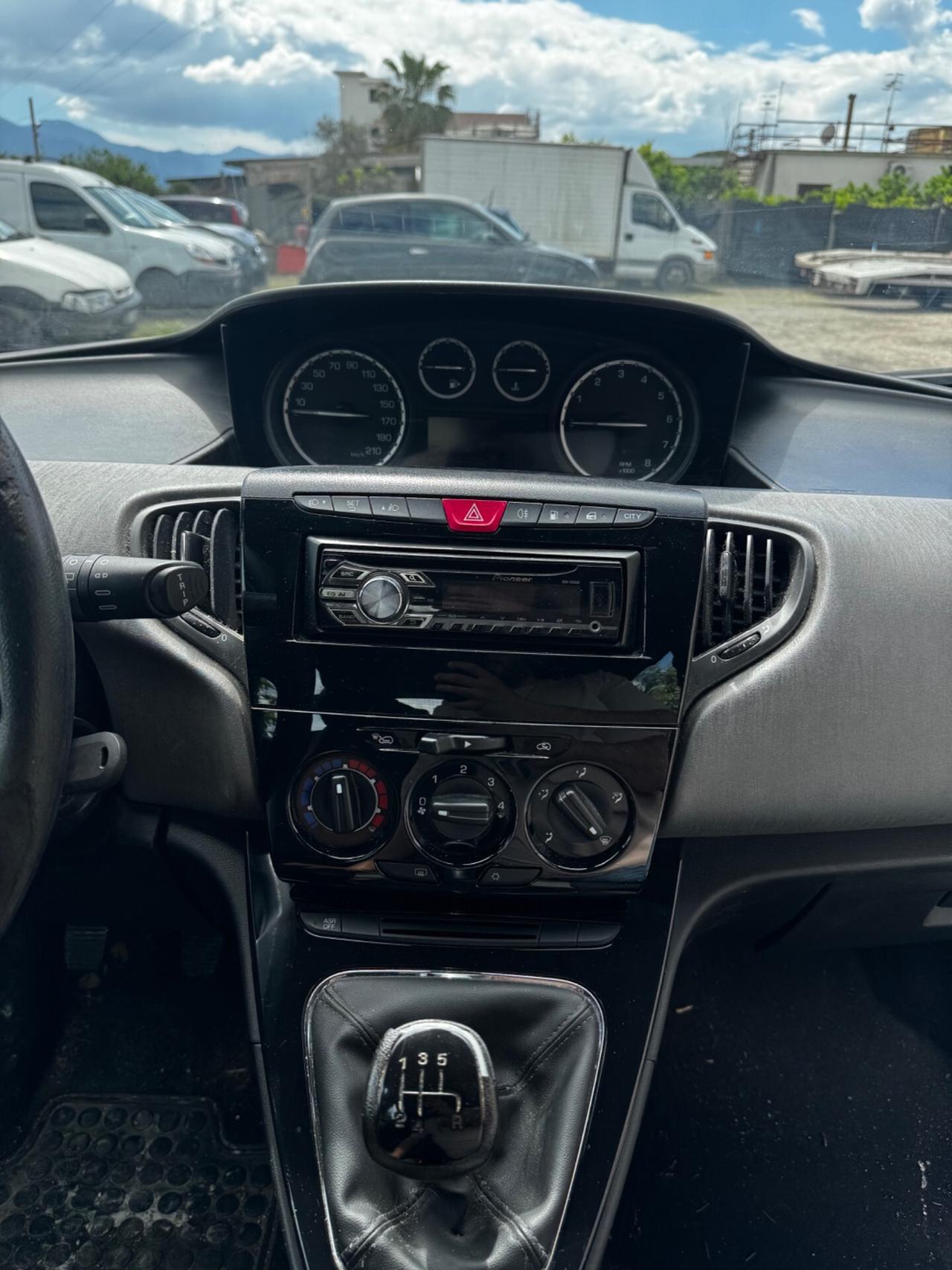 Lancia Ypsilon 0.9 TwinAir 85 CV 5 porte Metano Ecochic Gold