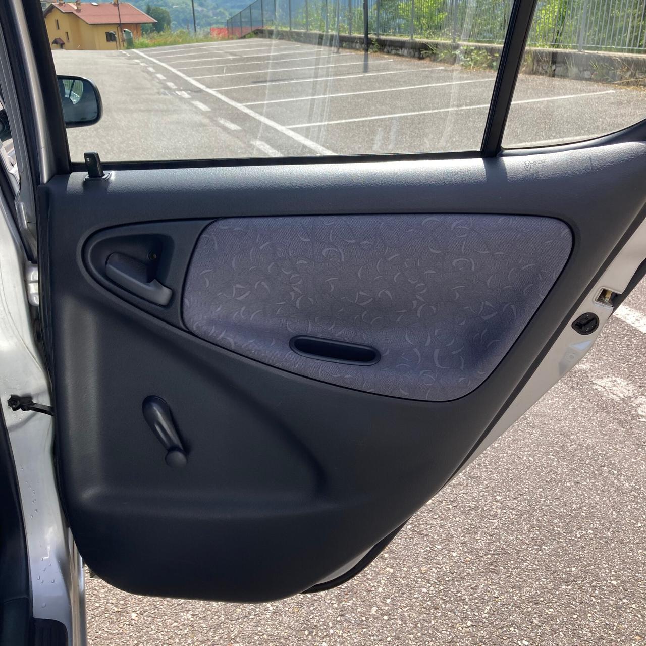Toyota Yaris 1.0i 16V cat 5 porte Sol