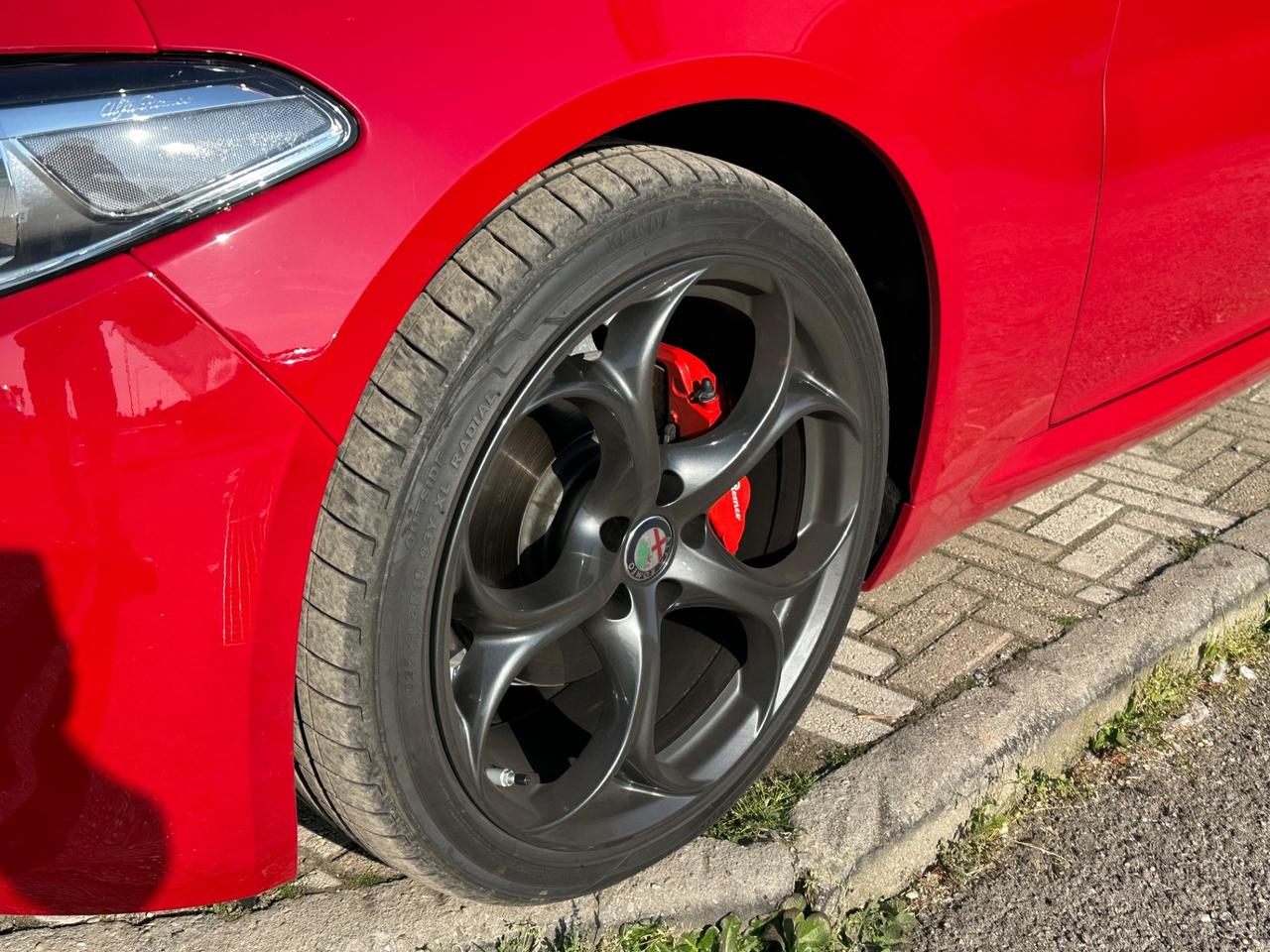 Alfa Romeo Giulia 2.0 Turbo 200 CV AT8 dettagli in Carbonio