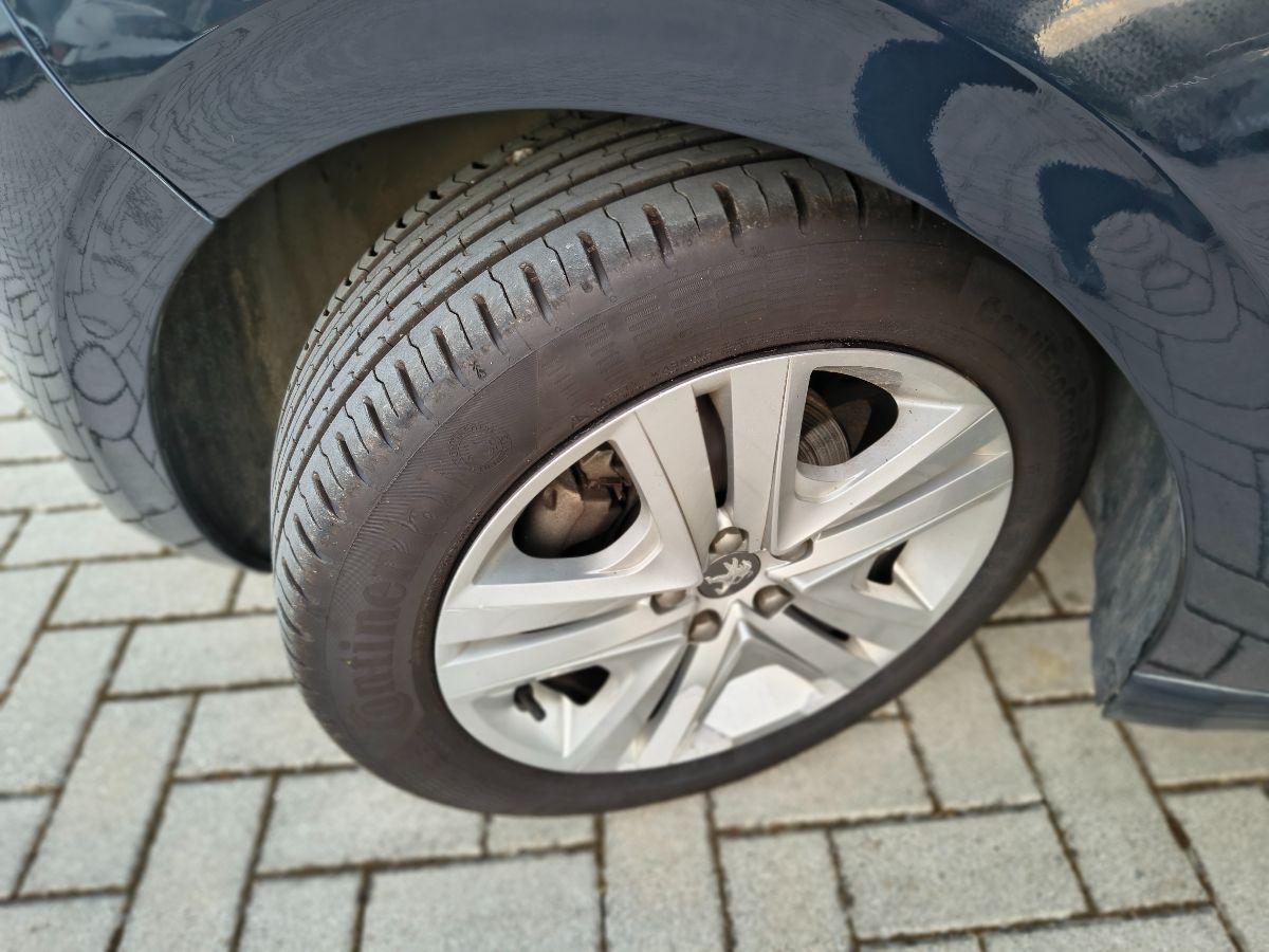 PEUGEOT - 208 - PureTech 82 5p. Allure