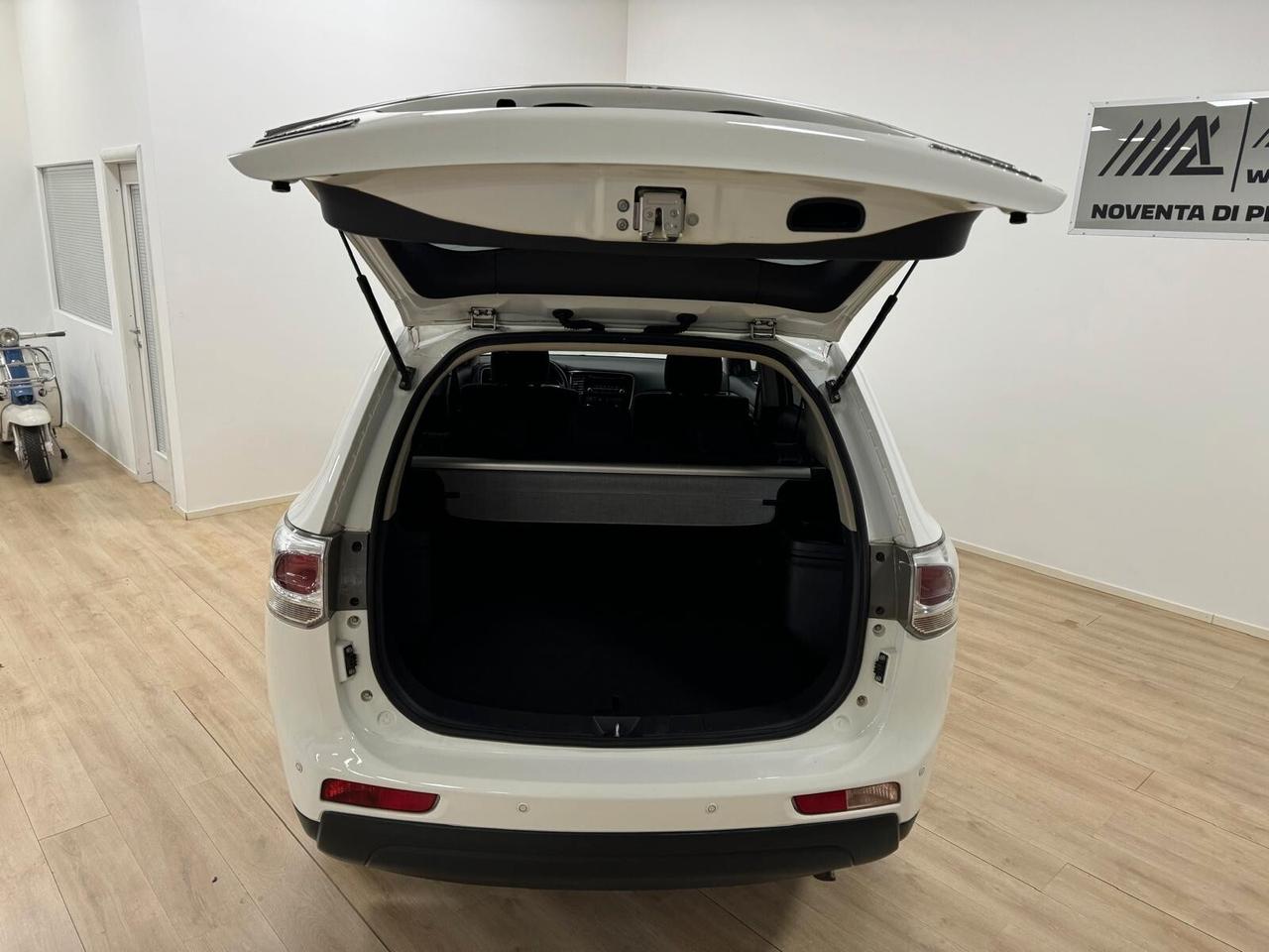 Mitsubishi Outlander 2.2 DI-D 4WD Intense