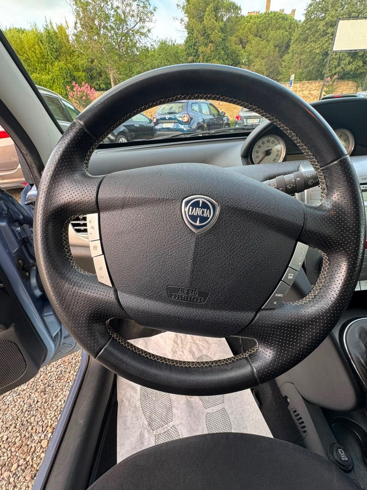 Lancia Ypsilon 1.3 MJT 75 CV MomoDesign