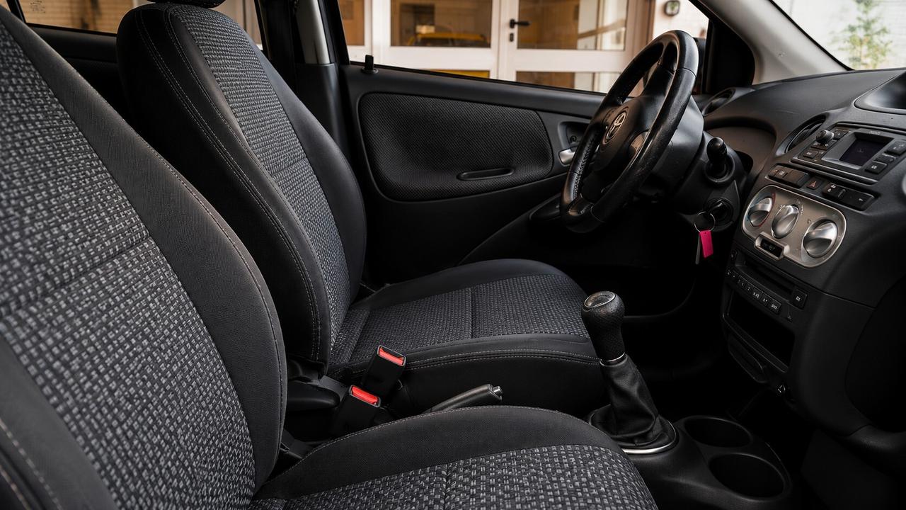 TOYOTA YARIS 1.0 BENZINA 5 PORTE – DISTRIBUZIONE A CATENA – PERFETTA NEOPATENTATI 122.000 km certificati Consumi bassissimi Motore Toyota