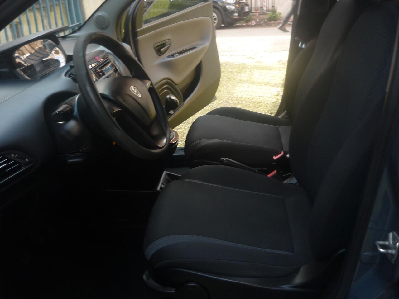 Lancia Ypsilon 0.9 TwinAir 85 CV 5 porte Metano Ecochic Silver