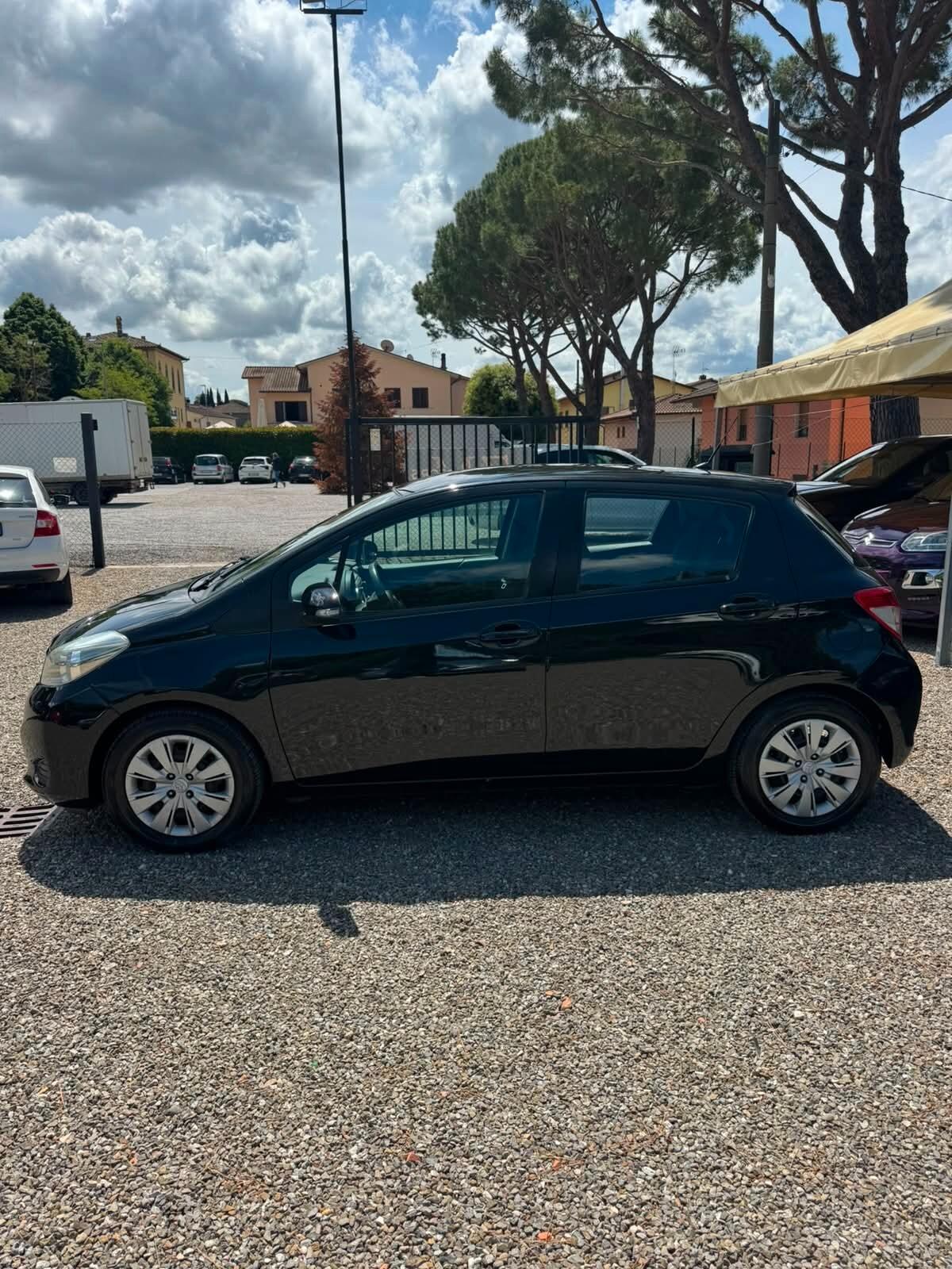 Toyota Yaris 1.3 5 porte Lounge TENUTA MANIACALMENTE !!