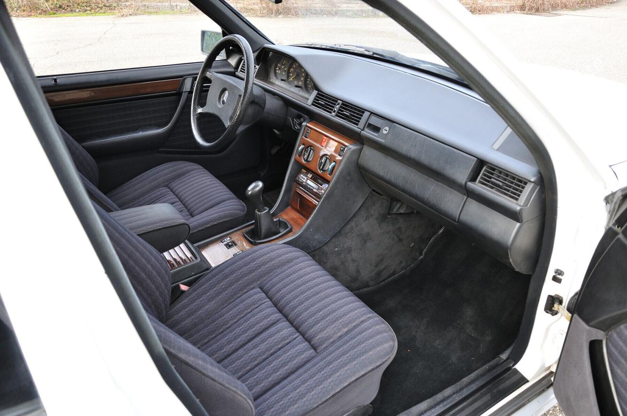 Mercedes-benz 250 W124D (AMG look body kit)