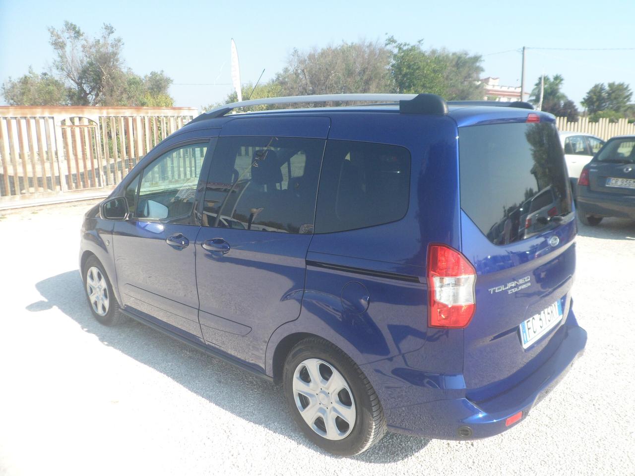 Ford Tourneo Courier 5 posti autovettura