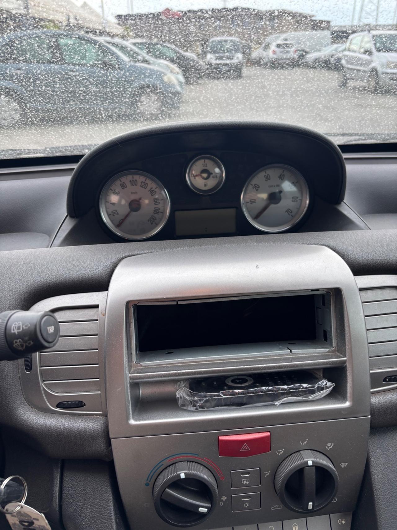 Lancia Ypsilon 1.2 Argento neo patentato