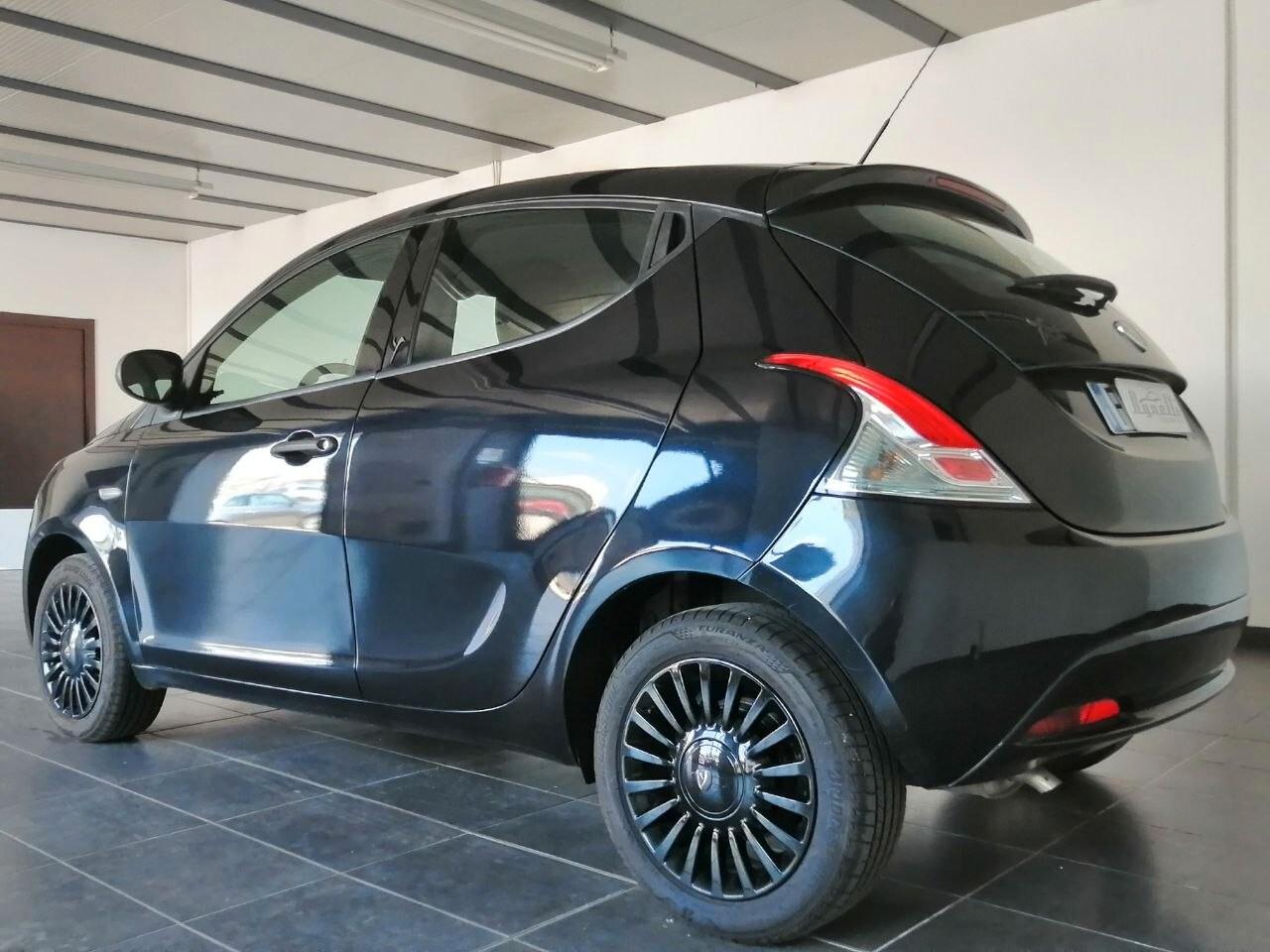 Lancia Ypsilon 1.2 69 CV 5 porte GPL Ecochic Silver