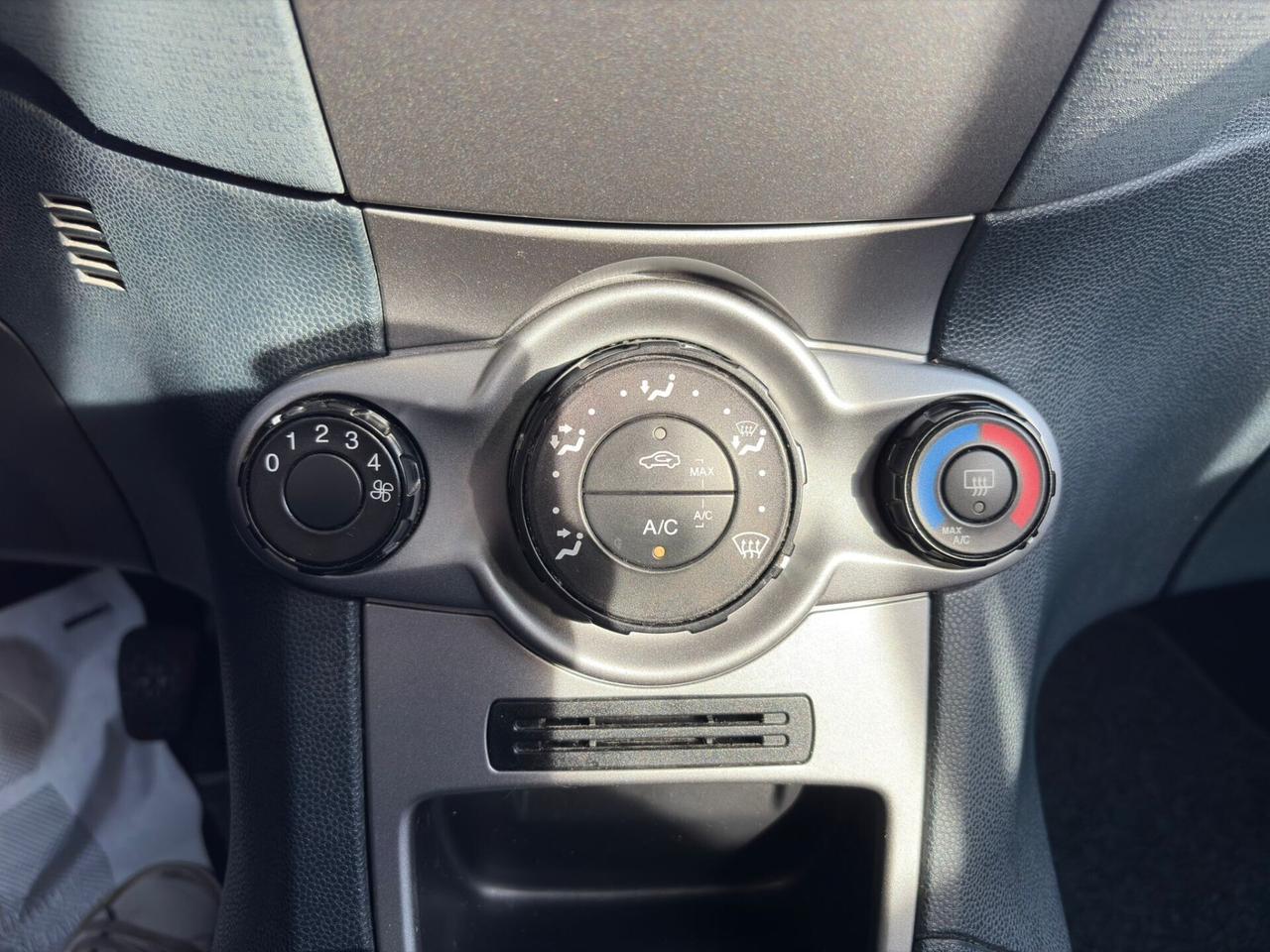 Ford Fiesta TITANIUM 1.2 5P. UNICO PROPRIETARIO