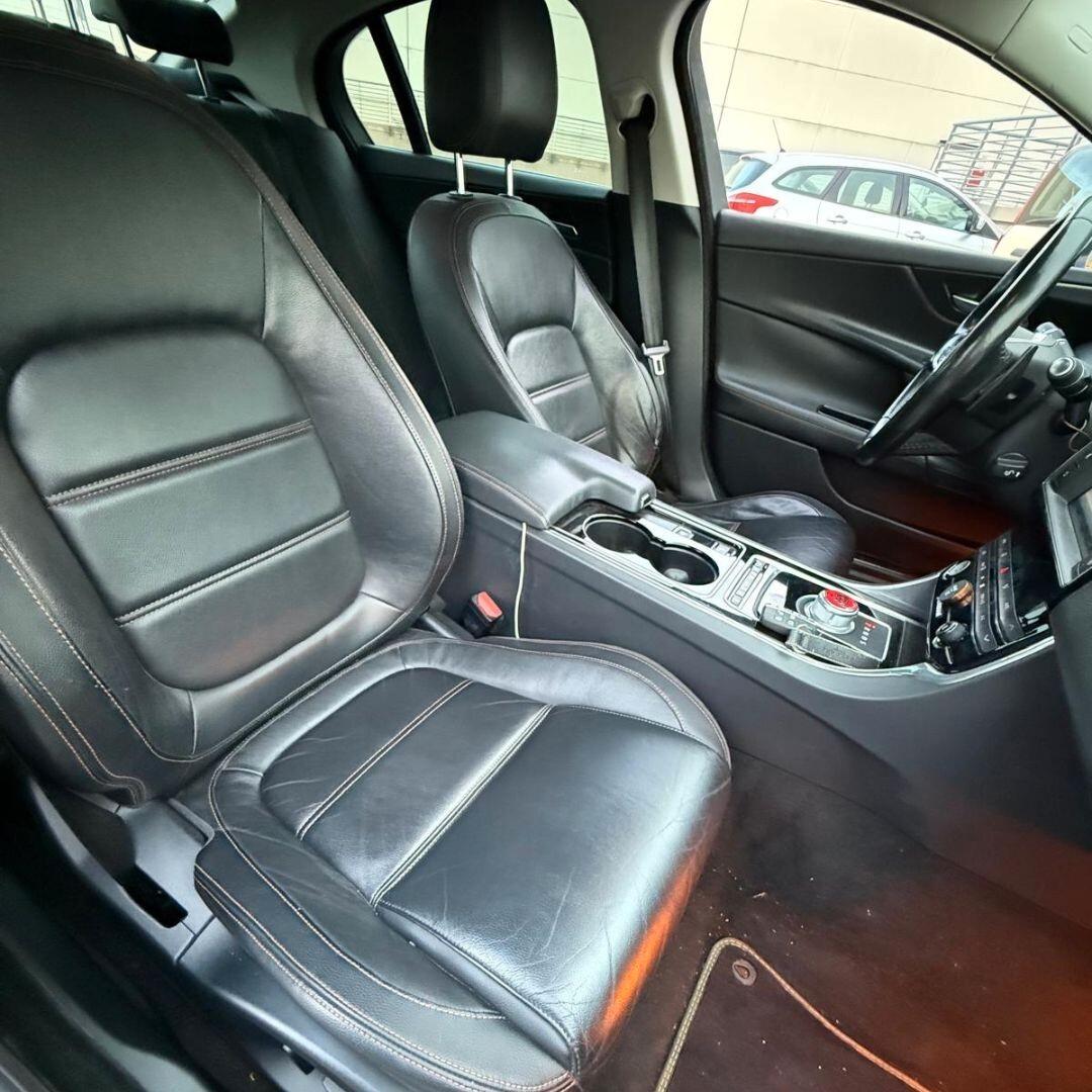 Jaguar XE 2.0 D Turbo aut. Pure **GARANZIA MOTORE**