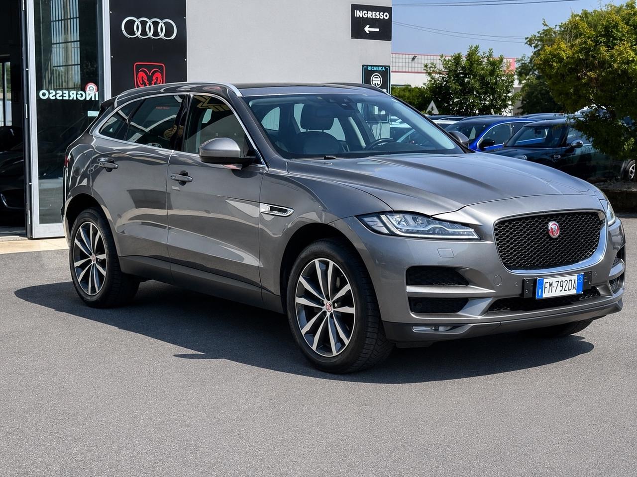 Jaguar F-Pace 2.0 D 180 CV AWD TETTO . CATENA NUOVA