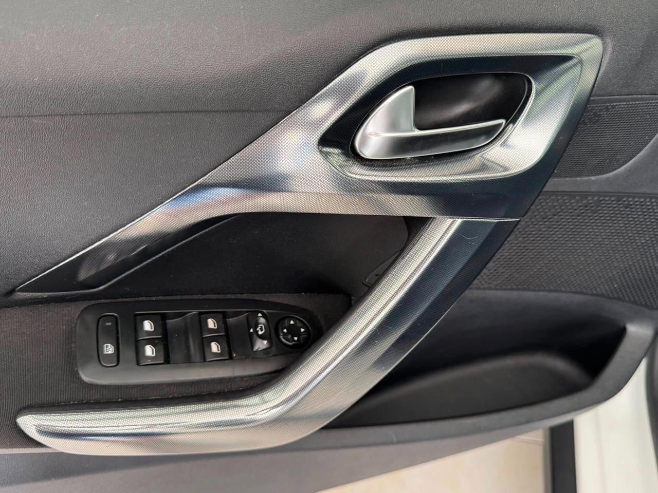 PEUGEOT 2008 1.6 HDI ALLURE TETTO+NAVI+CERCHI