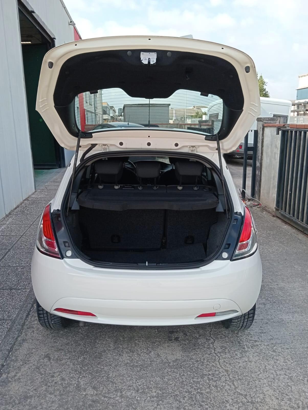 Lancia Ypsilon 1.2 69 CV 5 porte Silver