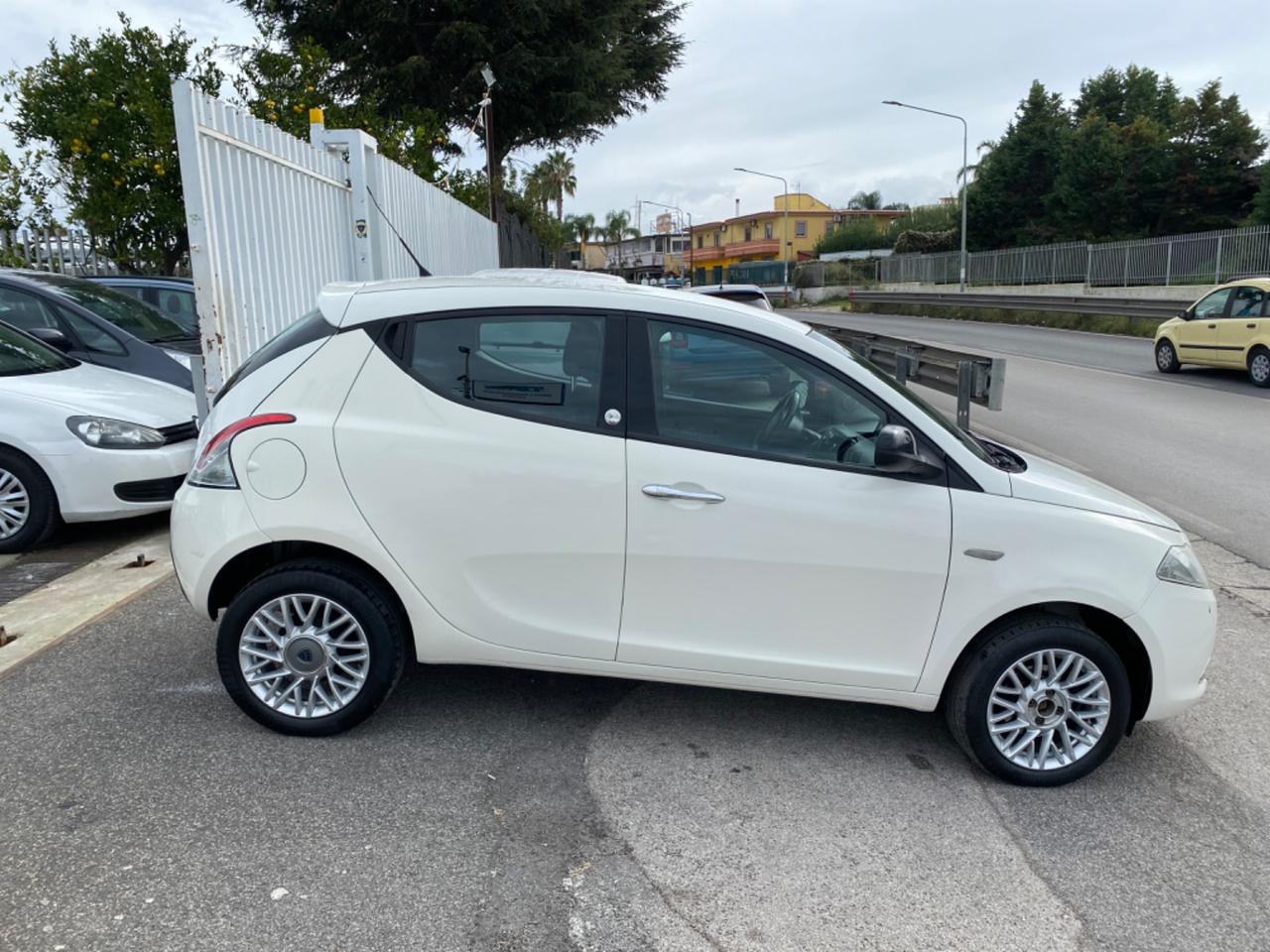 Lancia Ypsilon 0.9 TwinAir 85 CV 5 porte Metano Ecochic Silver