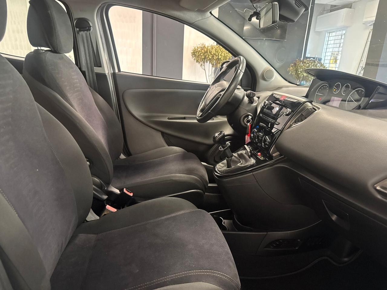 Lancia Ypsilon 1.2 69 CV 5 porte Silver