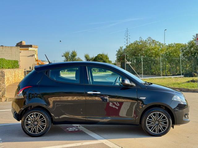 LANCIA Ypsilon HYBRID GOLD+NAVI+SENSORI+5POSTI+LED
