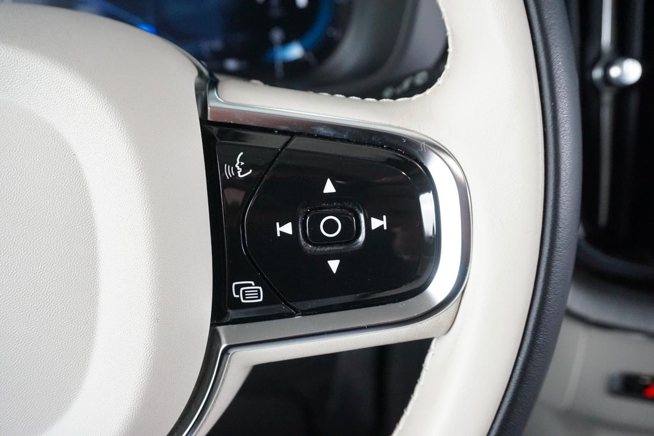 Volvo XC 60 B4 (d) auto AWD autocarro Ultimate Dark