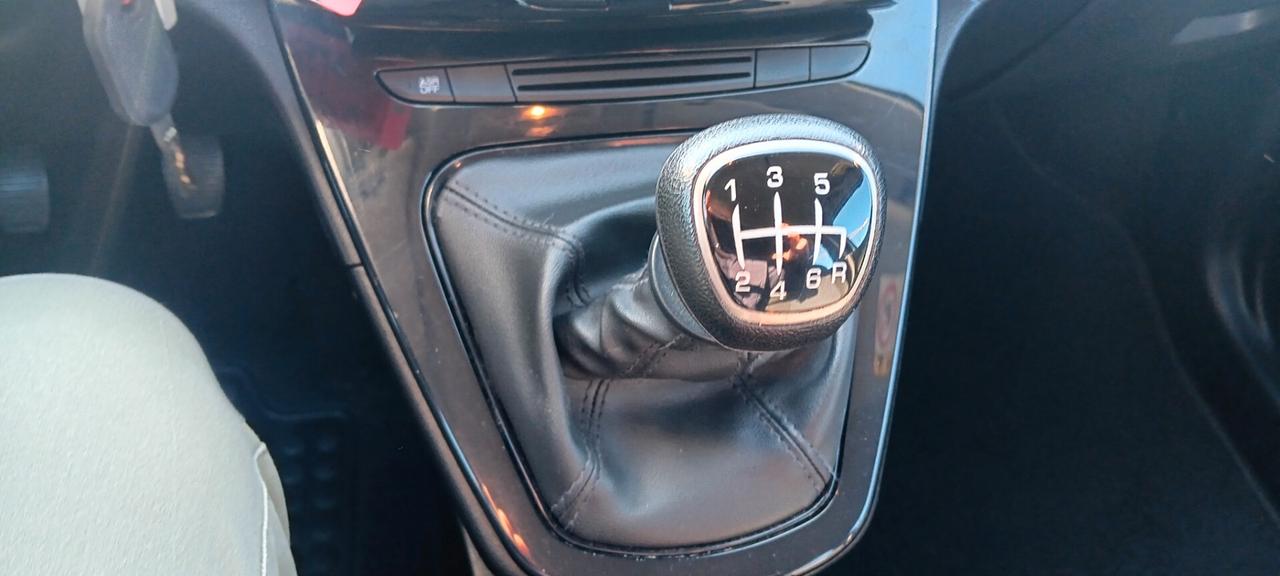 Lancia Ypsilon 1.0 FireFly 5 porte S&S Hybrid Gold