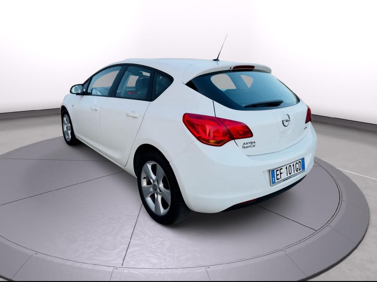 Opel Astra cosmo 1.7 CDTI anno 2011 neo patentati