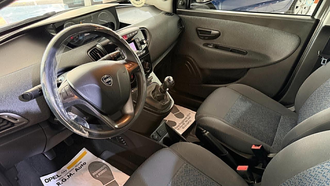 Lancia Ypsilon 1.0 FireFly 5 porte S&S Hybrid Silver