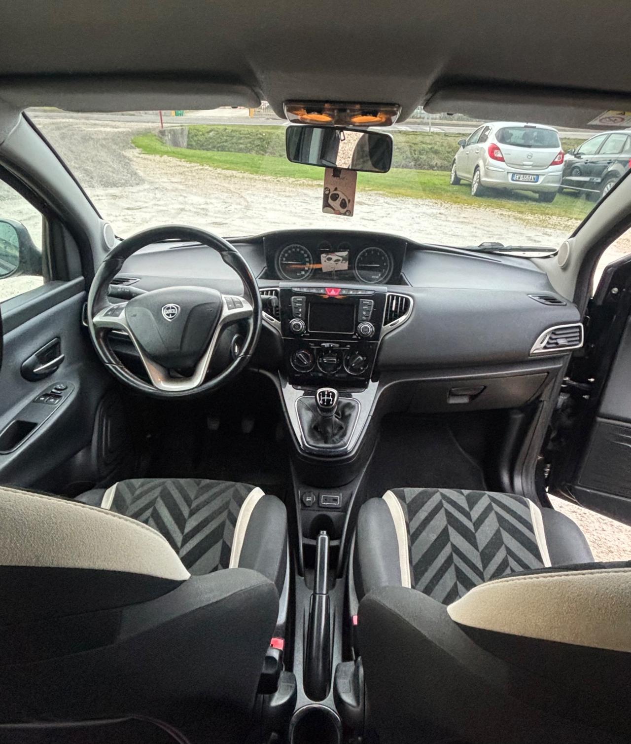 Lancia Ypsilon 0.9 TwinAir 85 CV 5 porte Metano Ecochic Silver