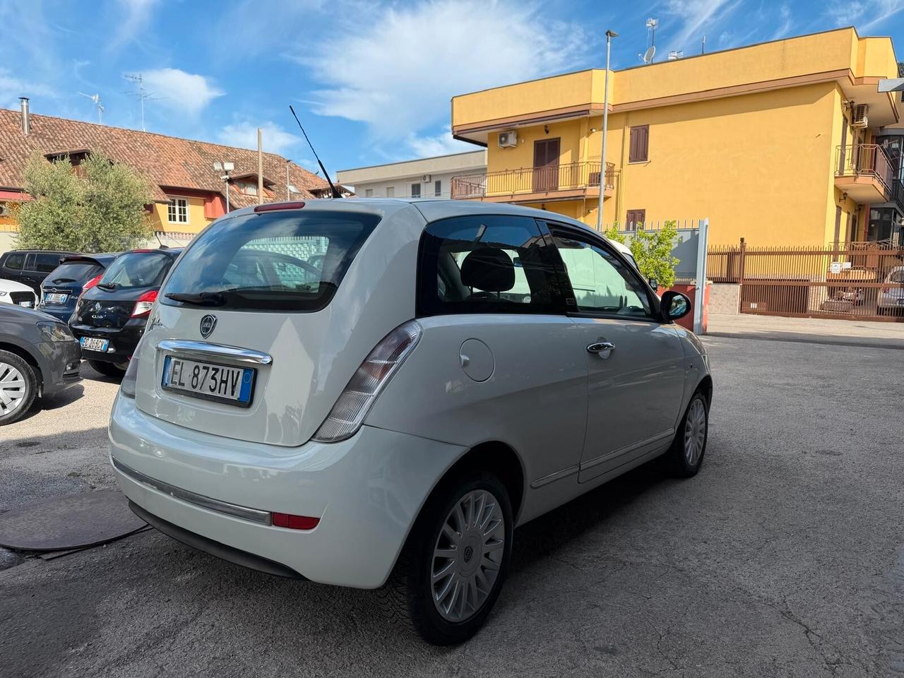 Lancia Ypsilon 1.3 MJT 75 CV Unyca
