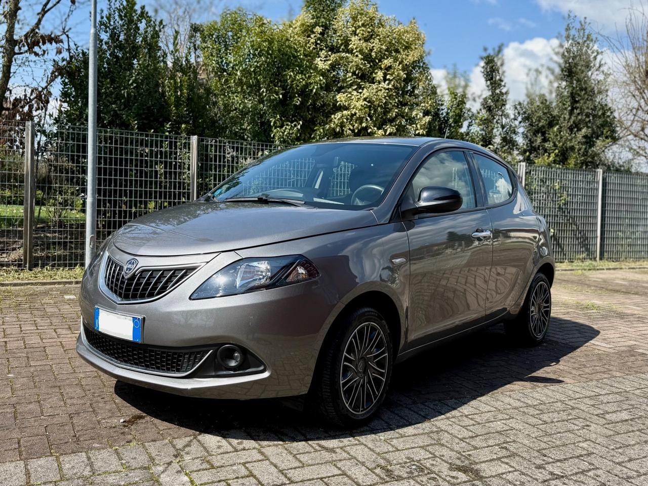 Lancia Ypsilon 1.0 FireFly 5 porte S&S Hybrid Ecochic Silver