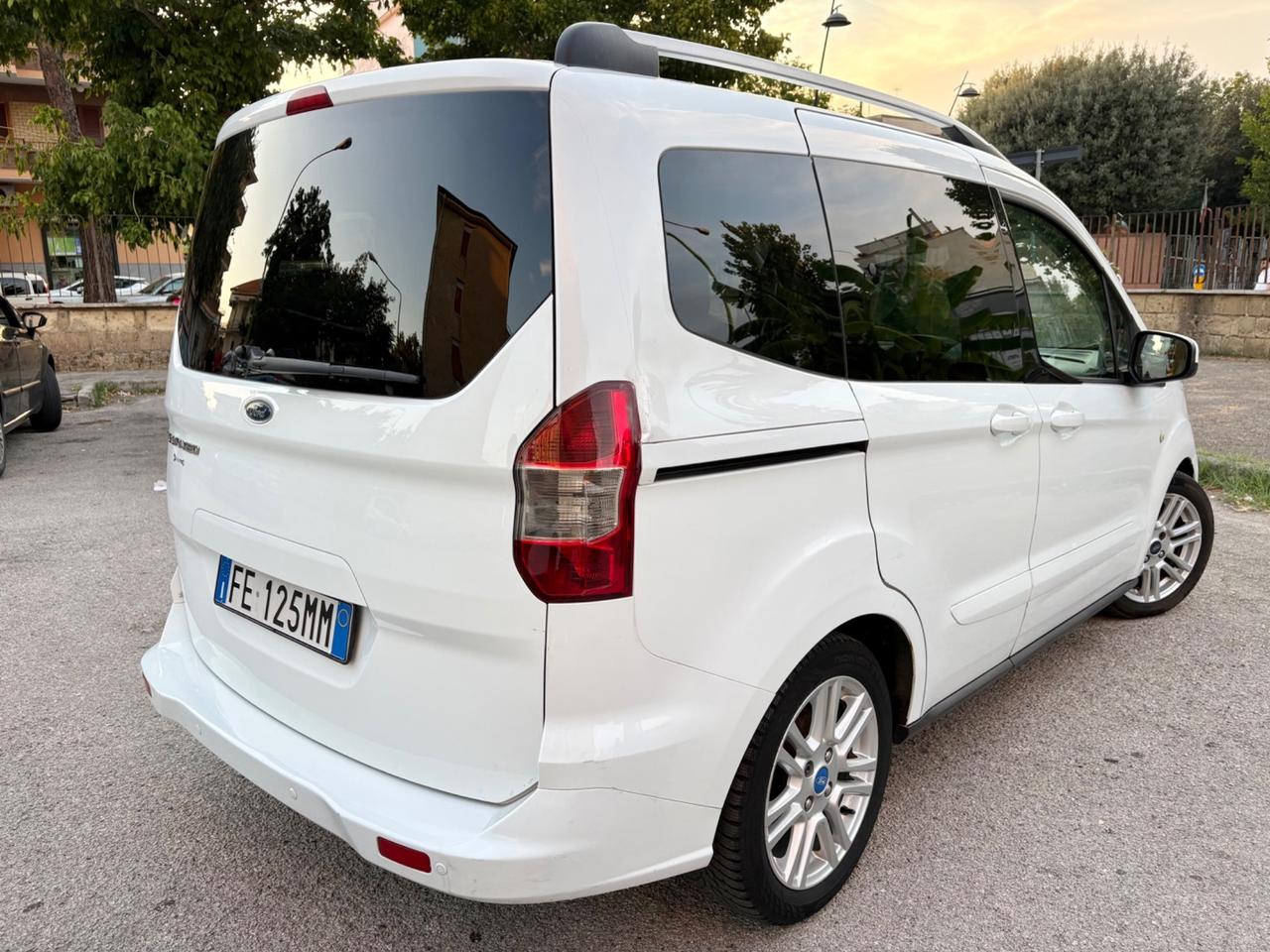 Ford Tourneo Courier 1.5 TDCI 75 CV 5 posti