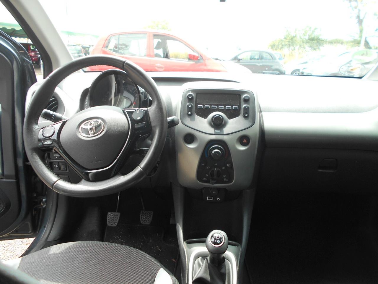 Toyota Aygo 1.0 5 porte Lounge Connect euro 5 neo patentati